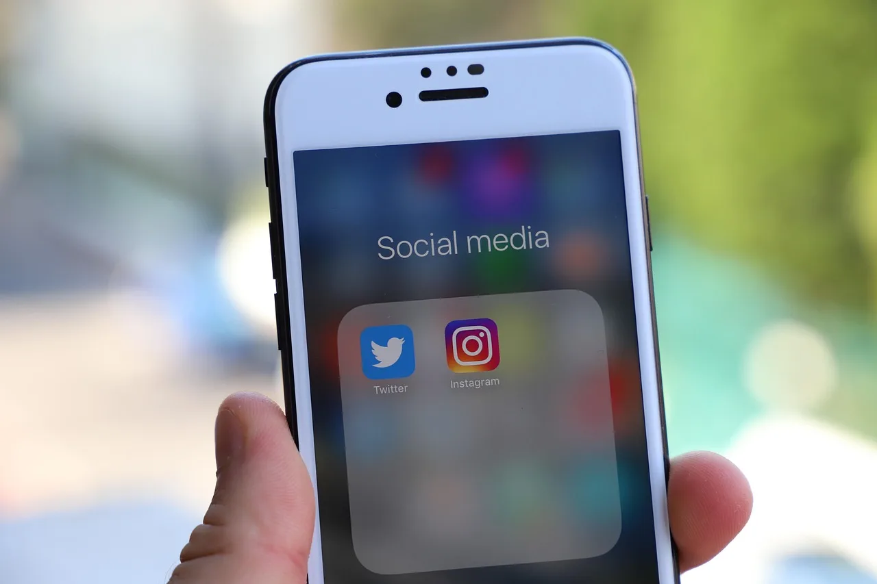 iphone, smartphone, social media, phone, mobile phone, icon, display, app, social networks, internet, social, facebook, instagram, twitter, instagram, twitter, twitter, twitter, twitter, twitter. Buffer vs Hootsuite: Content Distribution Tools Compared
